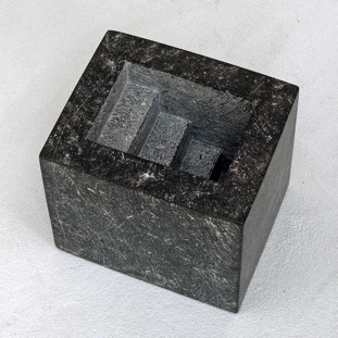 2002. Petit Granit, Kalkstein. 23x25x20cm.jpg